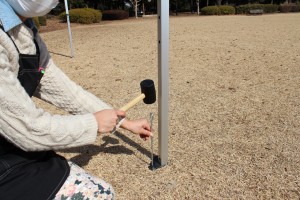 強風でテントが飛ばされないように、ペグで固定してくださいね